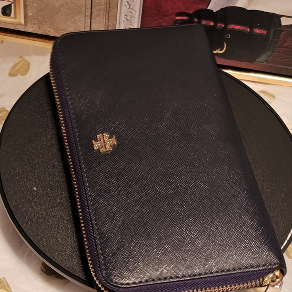 Tory Burch Robinson Saffiano  Leather Zipper Continental  Wallet - Picture 3 of 17